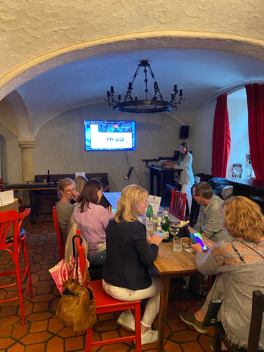 Präsentation vom Digitalen-Schaufenster und der Digitalen-Bonuskarten in Bad Endorf