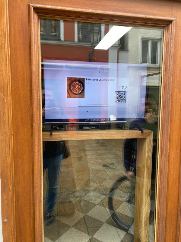 Innovation in Mindelheim: Digitaler-Schaufenster Slider bei Tasty Bowl in Mindelheim